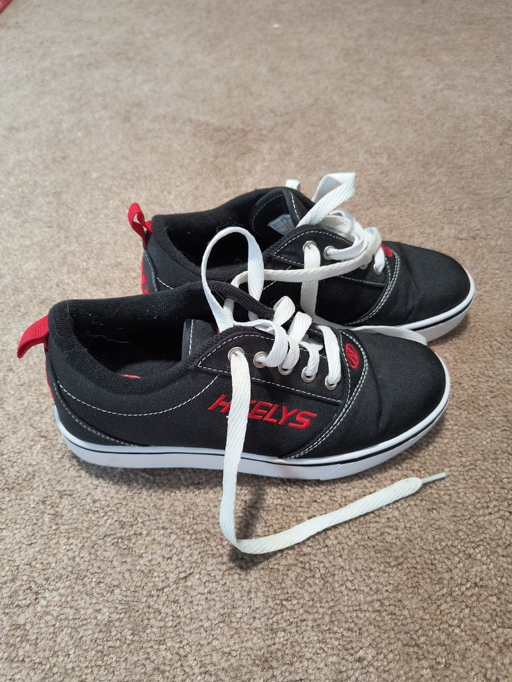 Heelys Black Canvas Skate Shoe Red And Black Youth Size 5 - Picture 3 of 5